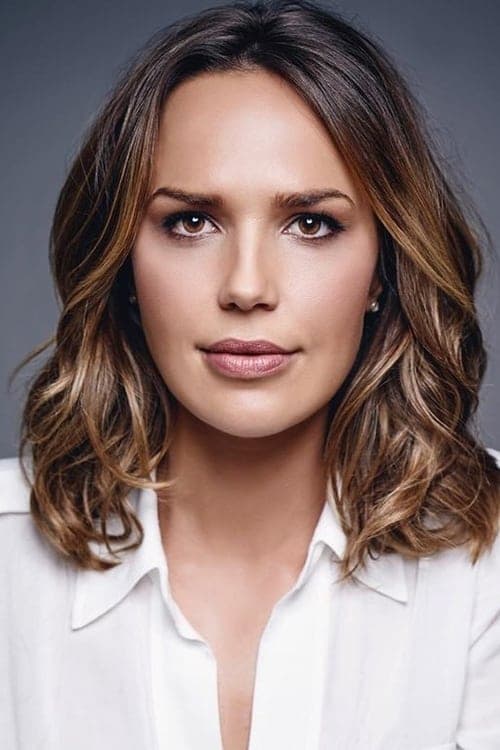 Arielle Kebbel as Belle Skinner